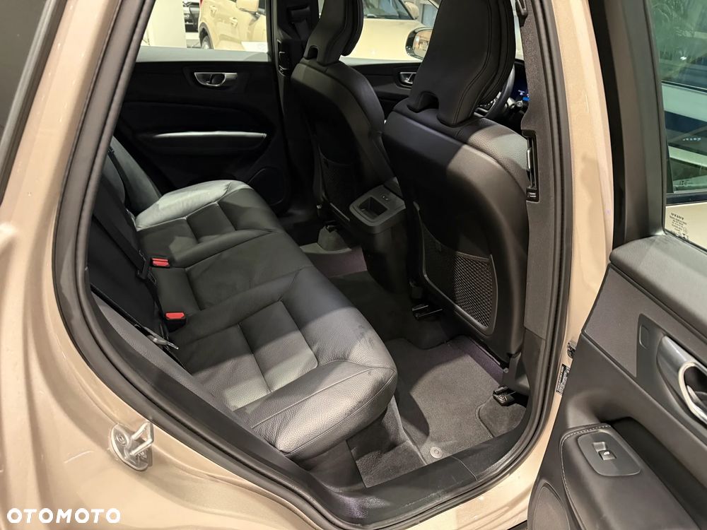 Volvo XC 60 B5 B AWD Plus Dark - 16