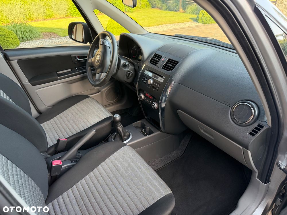 Suzuki SX4 1.6 Comfort Plus - 26