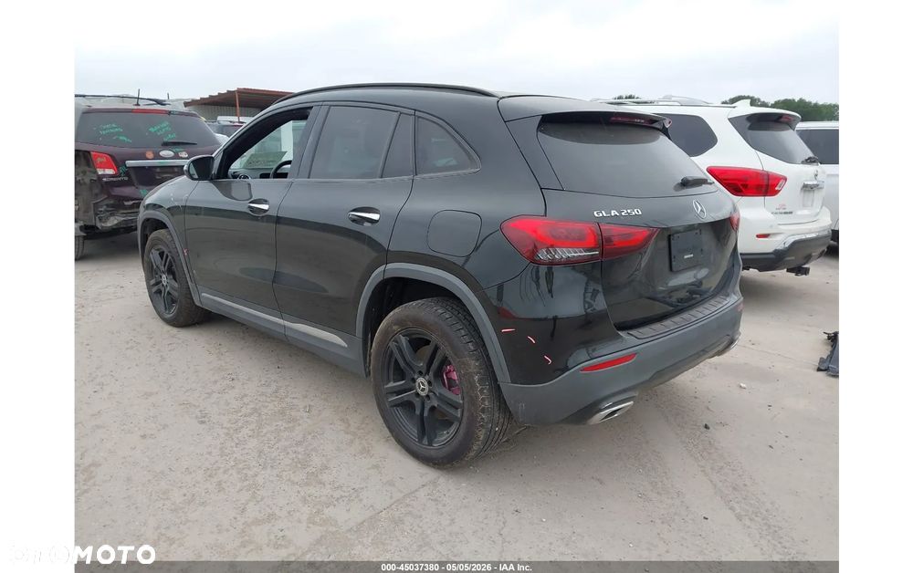 Mercedes-Benz GLA 250 4Matic 7G-DCT - 3