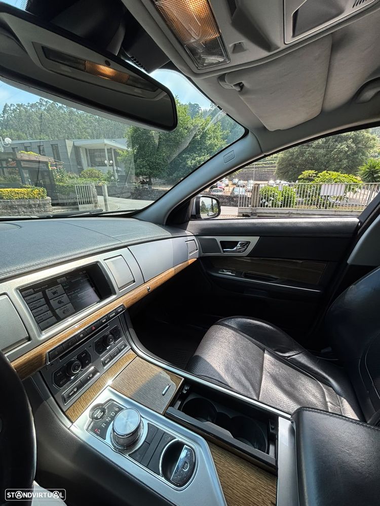 Jaguar XF Sportbrake 2.2 D Luxury - 11