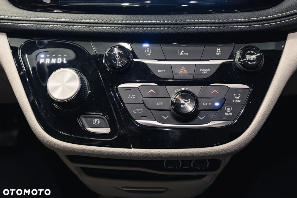 Chrysler Pacifica - 24