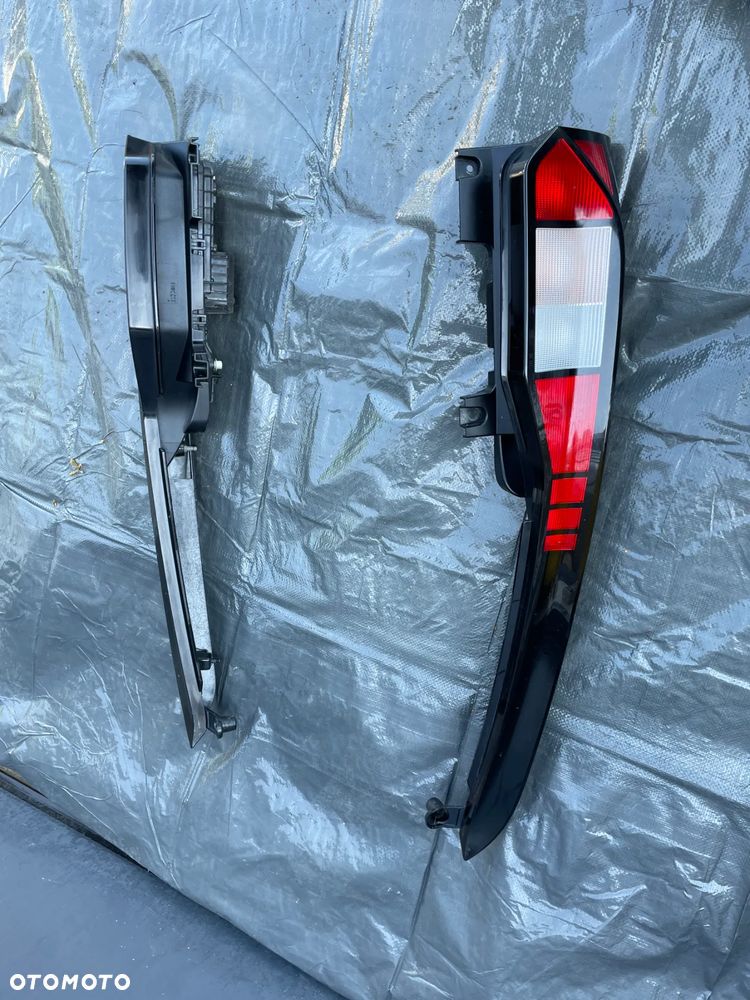 CADDY 2K7 V lampa tył prawa lewa tylna cała bez uszkodzeń 2k7945258 2k7945257 - 1