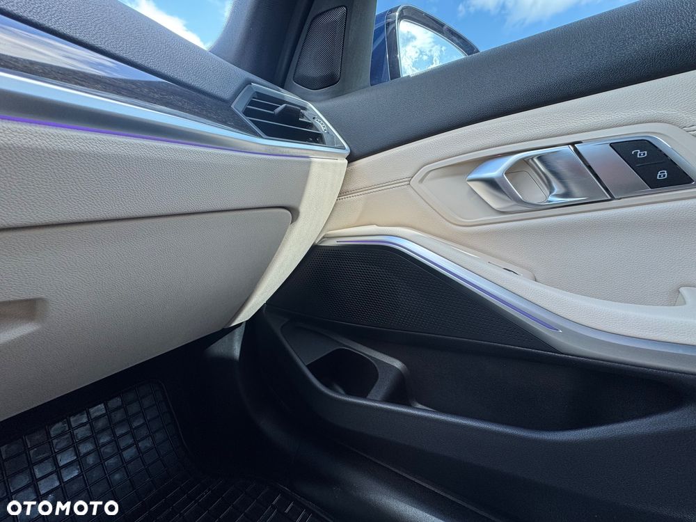 BMW Seria 3 330i M Sport - 33