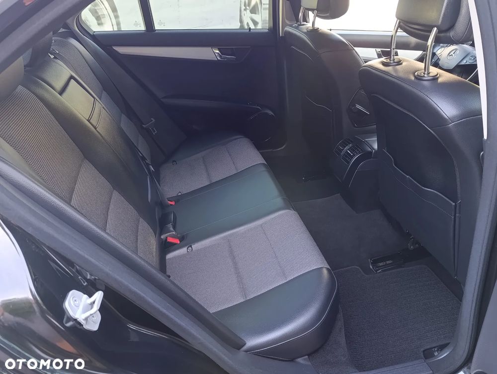 Mercedes-Benz Klasa C 180 CGI Automatik BlueEFFICIENCY Avantgarde - 12