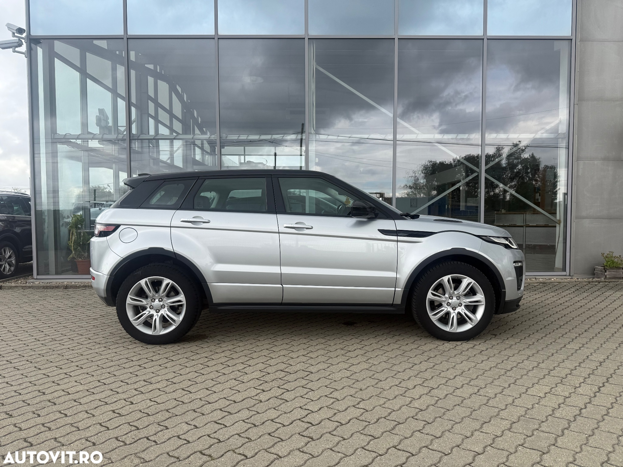 Land Rover Range Rover Evoque 2.0 D150 R-Dynamic HSE - 3