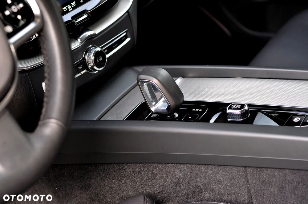 Volvo XC 60 B4 D Plus Dark - 24