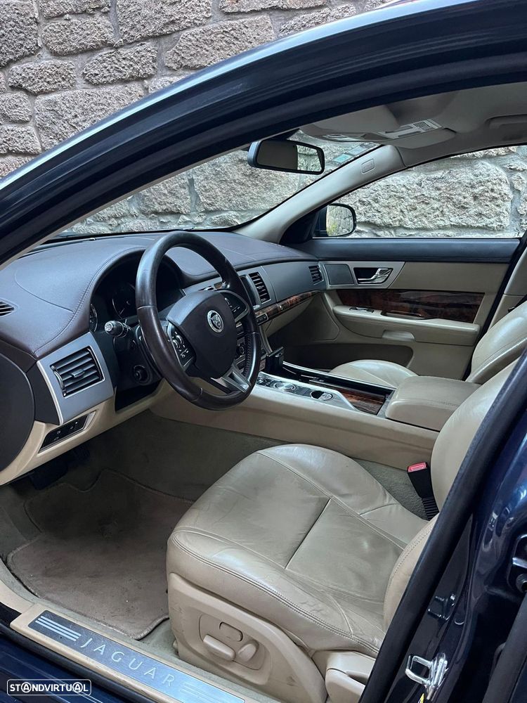 Jaguar XF Sportbrake 2.2 D Classic - 4
