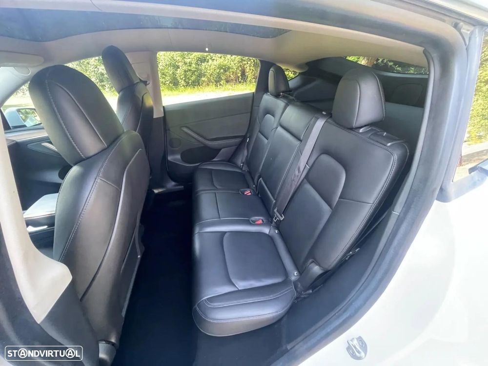 Tesla Model Y Long Range Dual Motor AWD — fotografia 8