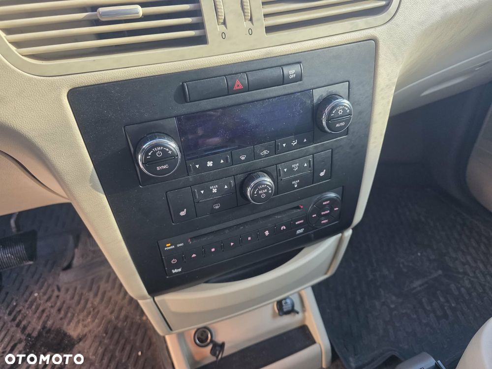 Volkswagen Routan - 18