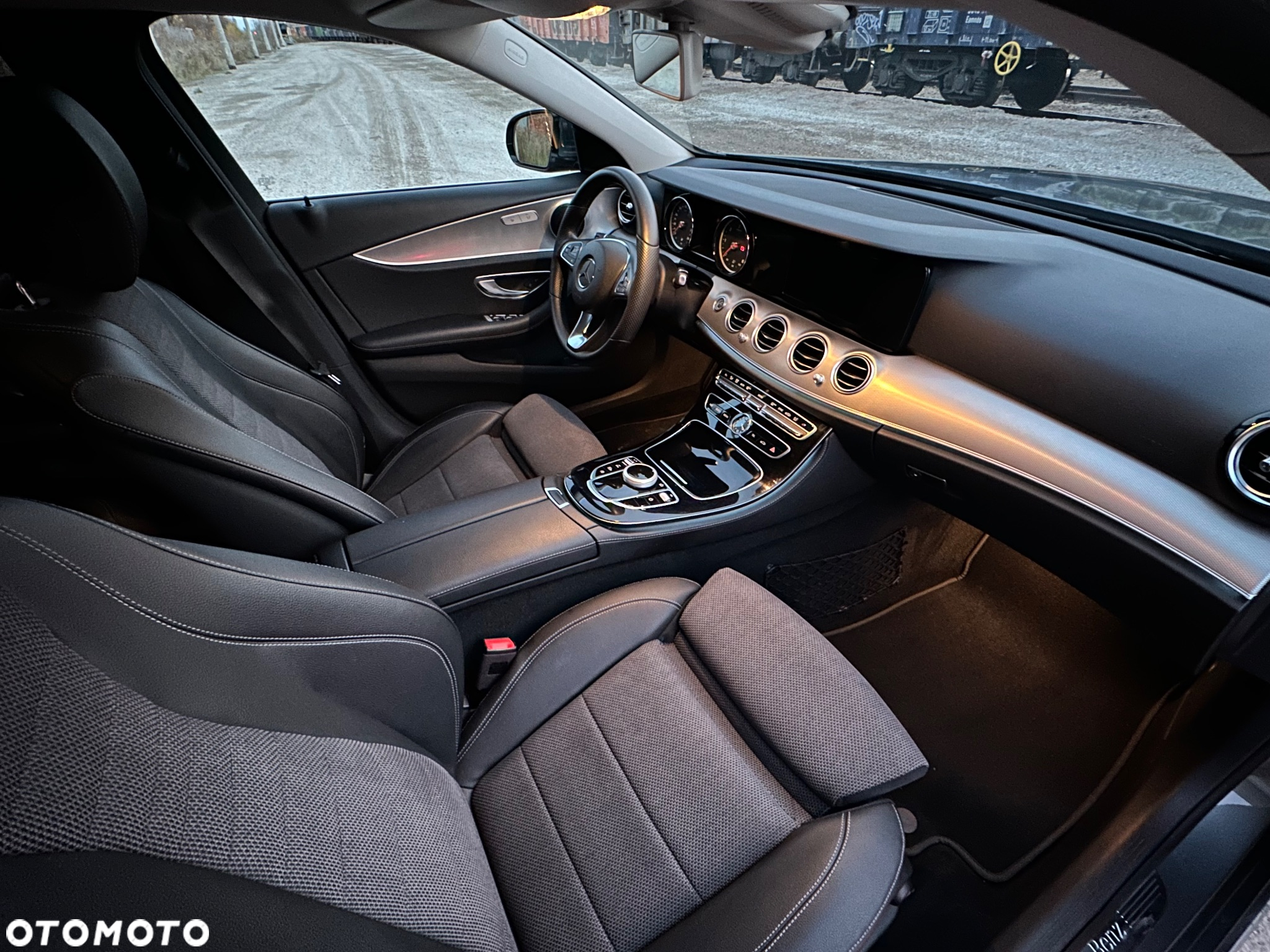 Mercedes-Benz Klasa E 220 d 4Matic T 9G-TRONIC Avantgarde - 22