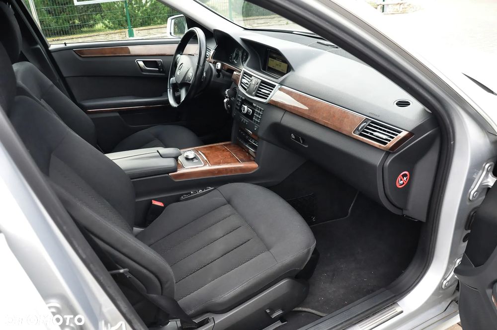 Mercedes-Benz Klasa E 250 CGI BlueEFFICIENCY 7G-TRONIC Elegance - 27