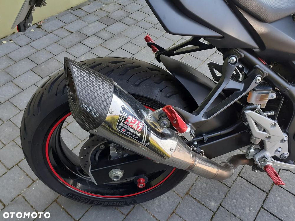 Suzuki GSR - 16