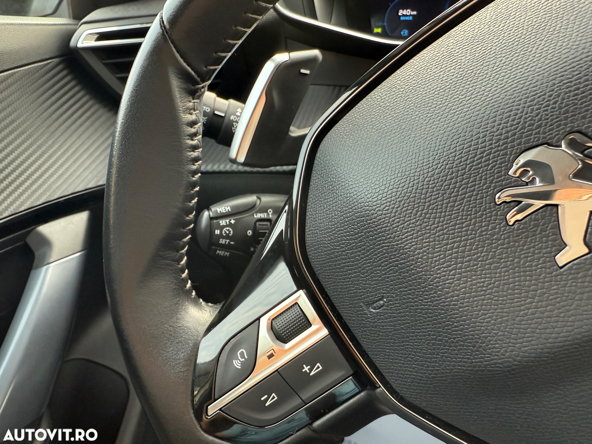 Peugeot 2008 1.5 BlueHDI 130 S&S EAT8 Allure - 23