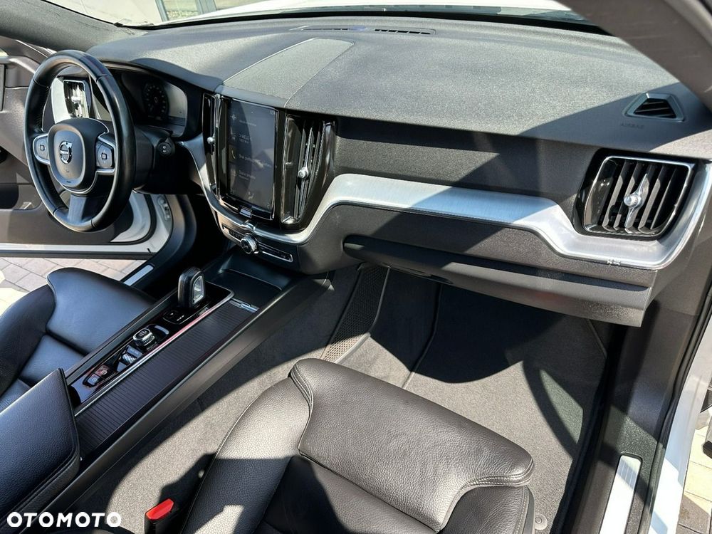 Volvo XC 60 B4 D AWD Geartronic Momentum Pro - 16