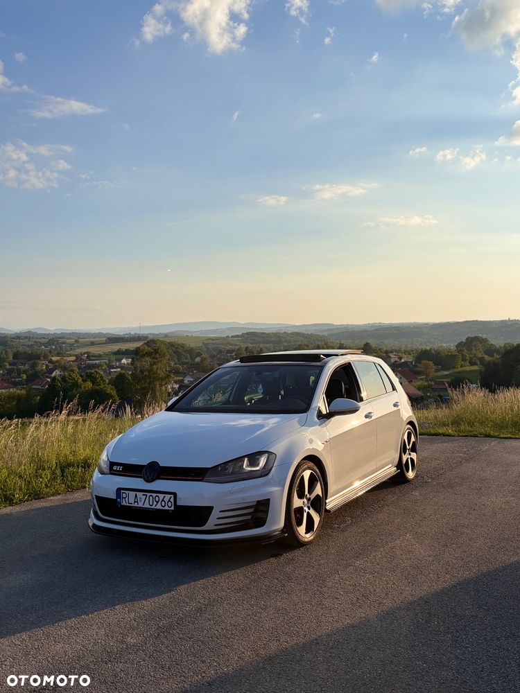 Volkswagen Golf - 1
