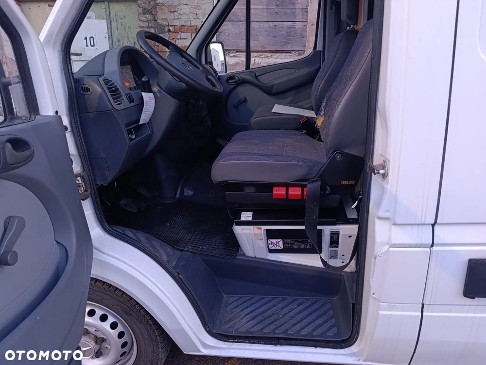 Mercedes-Benz 211 - 5