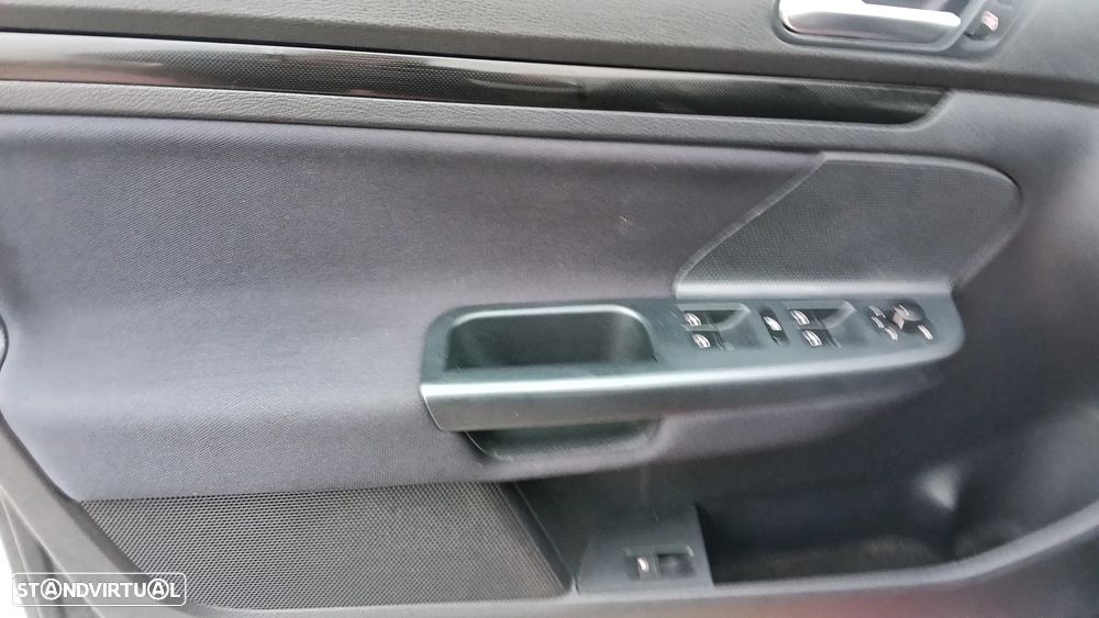 VW Jetta 1.6 TDi Confortline - 10