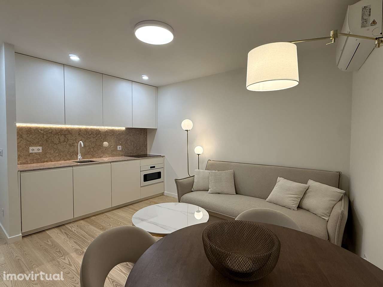 T2 Premium Renovado na Graça | Mobilado | Pátio traseiro | Boa luz - Grande imagem: 2/17