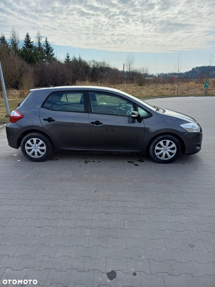Toyota Auris 2012 photo 2