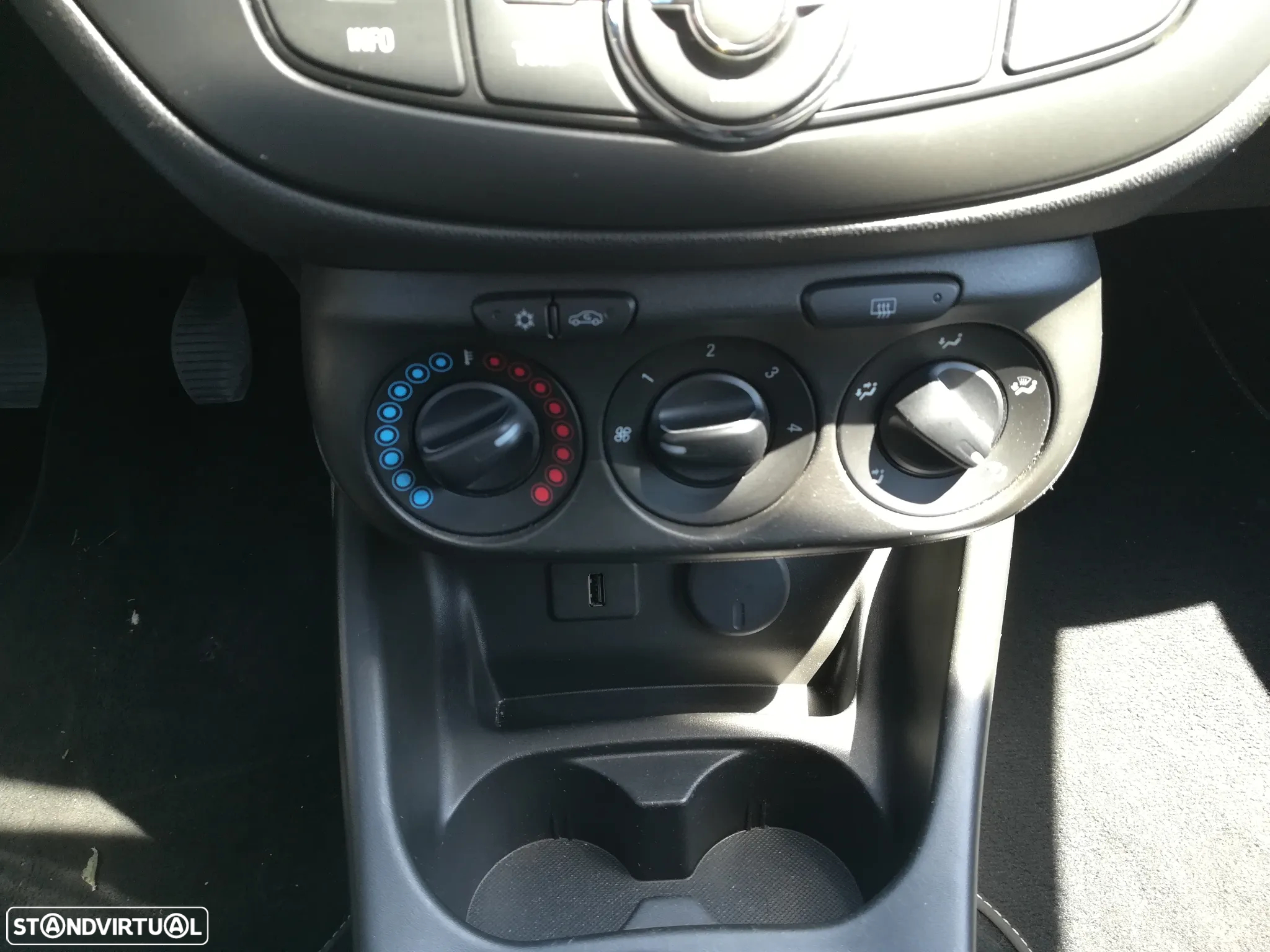 Opel Corsa 1.2 120 Anos - 19