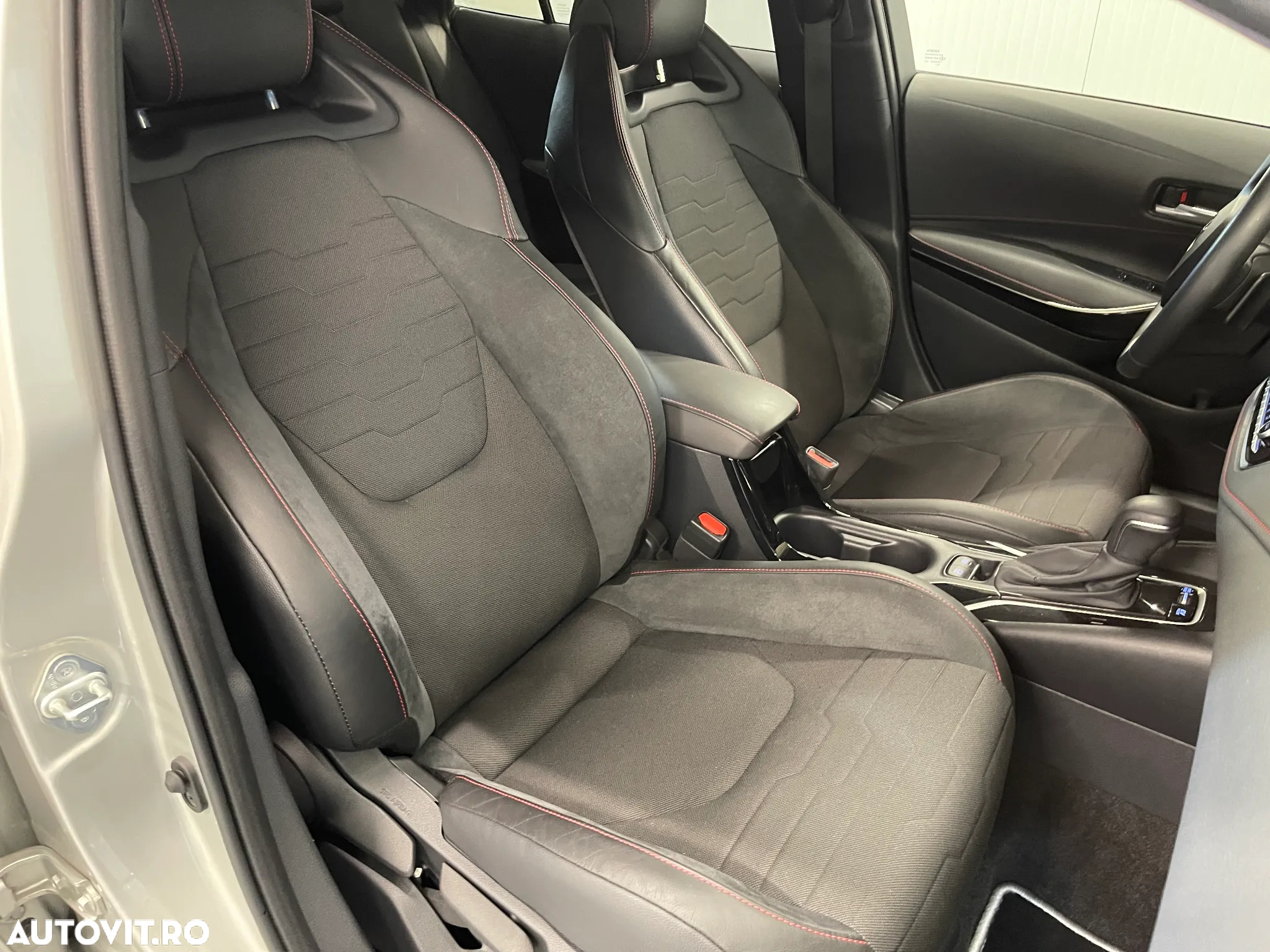 Toyota Corolla 2.0 Hybrid Lounge - 9