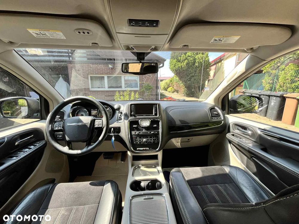 Chrysler Town & Country 3.6 Limited - 16