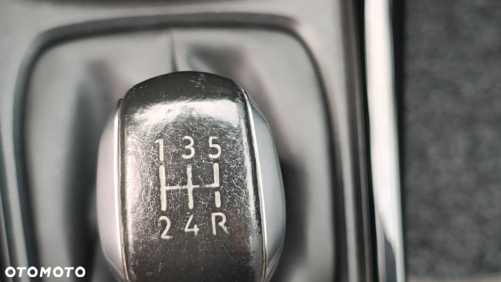 Peugeot 2008 1.6 BlueHDi Allure S&S - 32