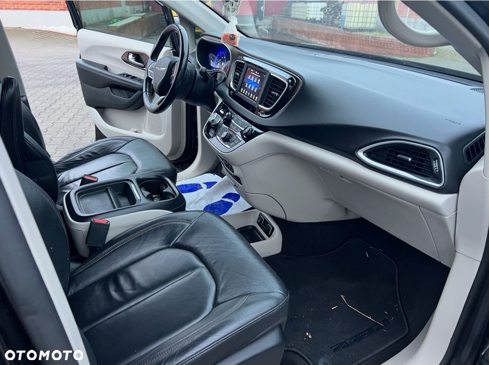 Chrysler Pacifica - 23