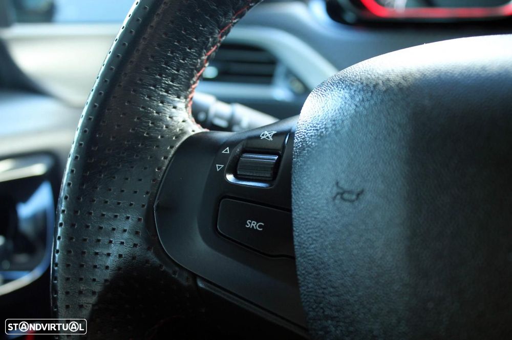 Peugeot 2008 1.6 BlueHDi GT Line - 26