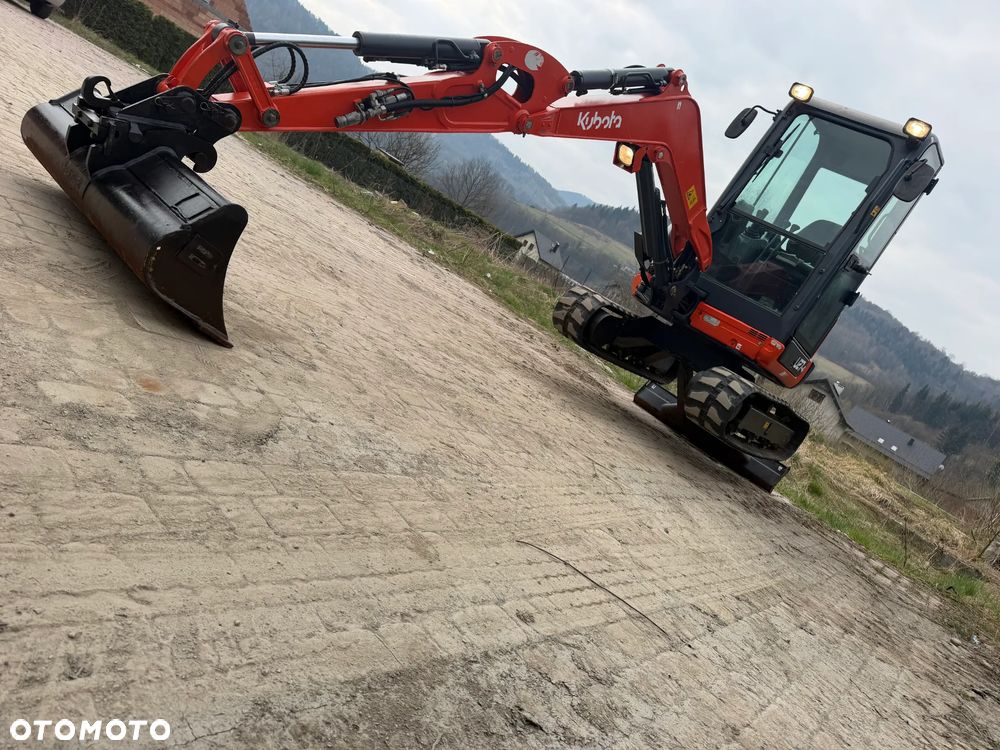 Kubota U27 Minikoparka koparka gąsienicowa 2.8 tony. jak Nówka sztuka z salonu! 2017 rok. 2200mtg. Przywieziona z Gospodarstwa Norweskiego! Zadbana Maszyna ani deka luzów i wycieków. Aktualna Dekra dokumentacja BMWT! Szybkozłącze Hydrauliczne. Szybka wolna jazda.Zamki na tłokach. Wersja Norweska!! OKAZJA - 11