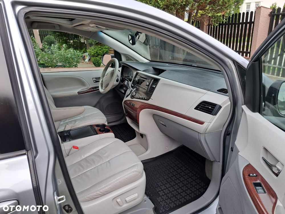 Toyota Sienna - 8