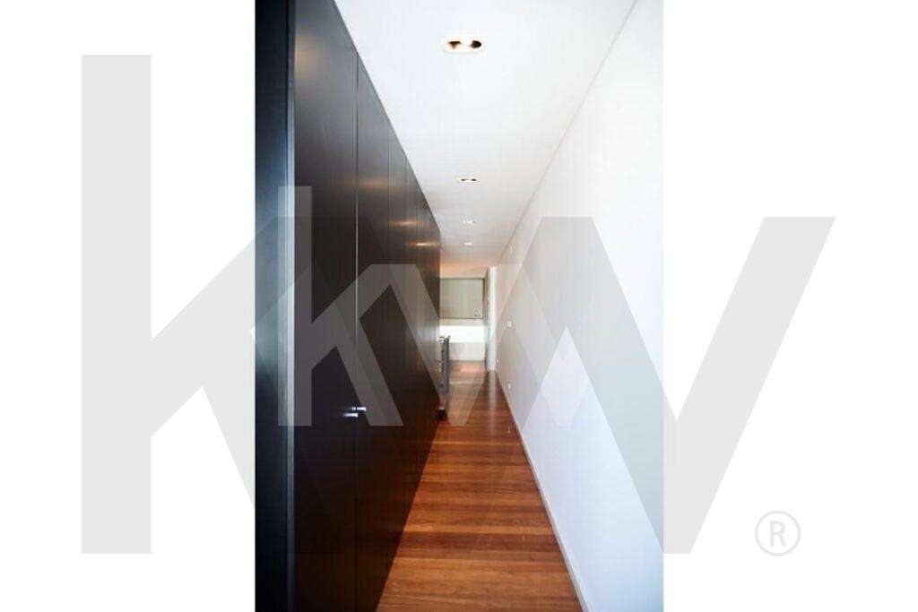 Moradia T2+1 Contemporânea com Pátio e Piscina - Grande imagem: 2/22