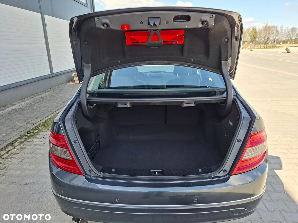 Mercedes-Benz Klasa C 180 CGI BlueEFFICIENCY Avantgarde - 33