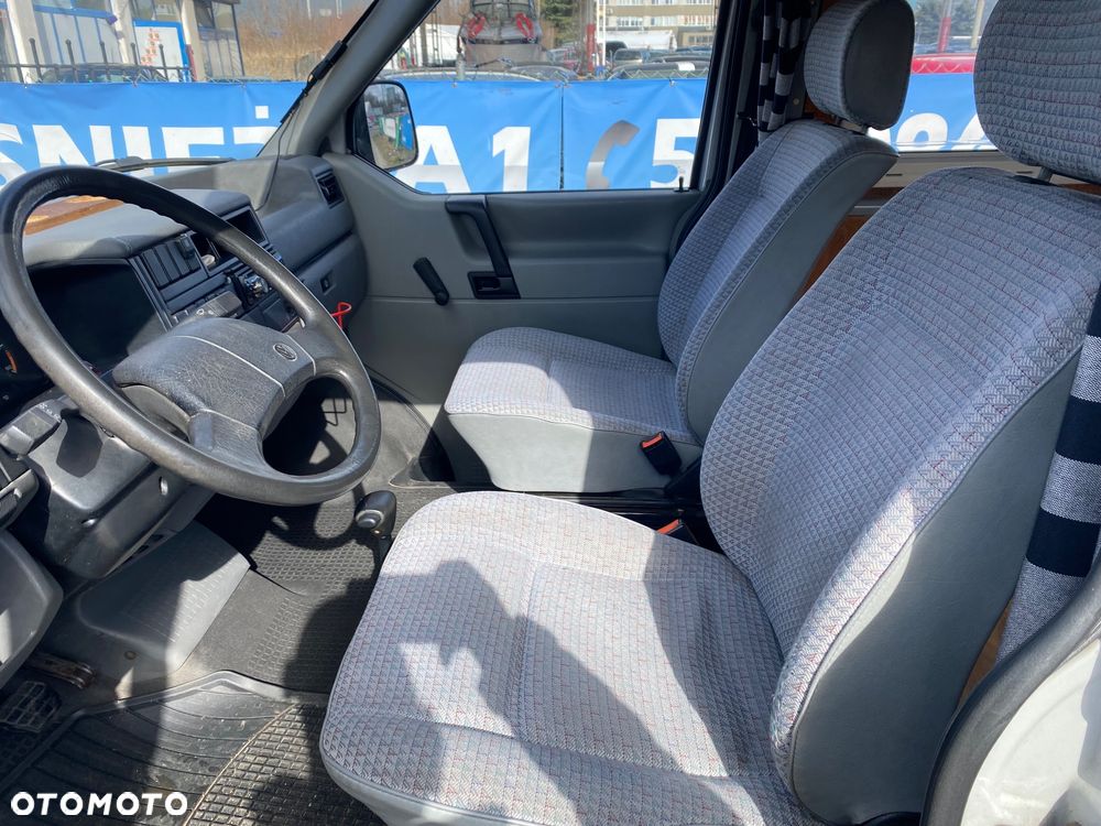 Volkswagen Caravelle - 13