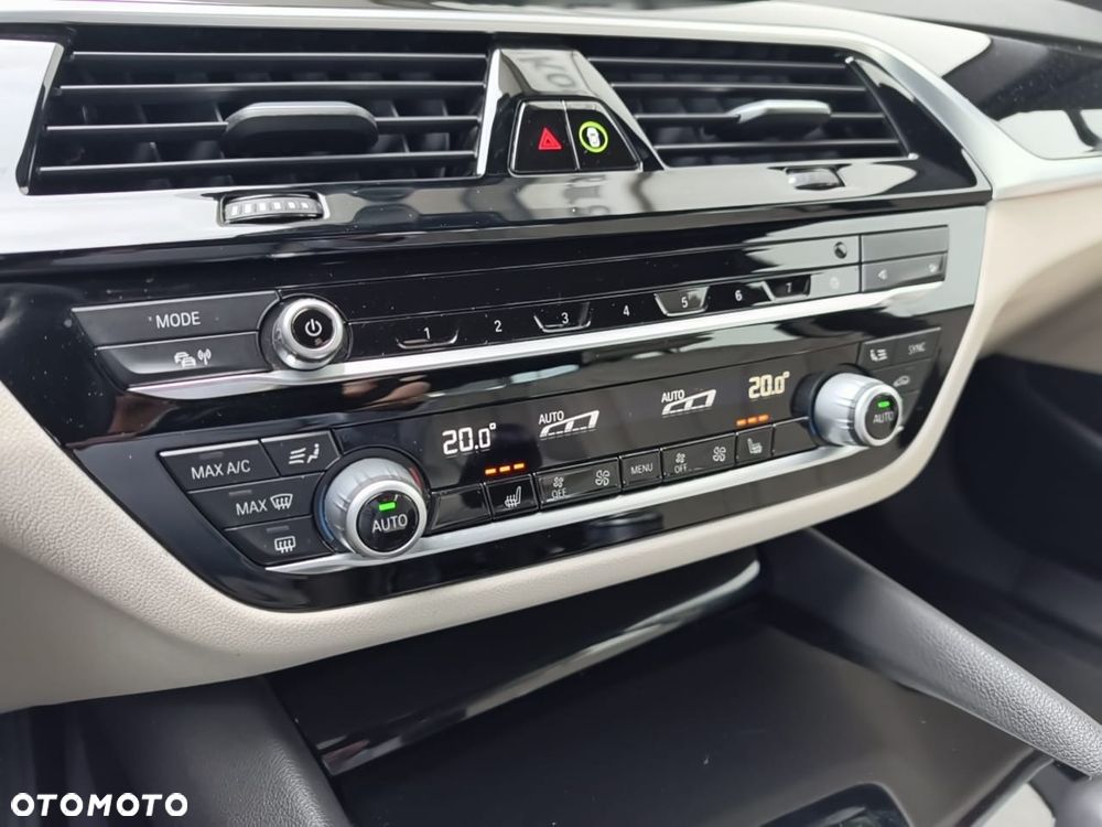 BMW Seria 5 530i xDrive Sport Line - 12