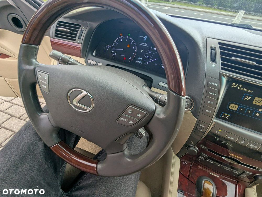 Lexus LS 460 AWD - 9