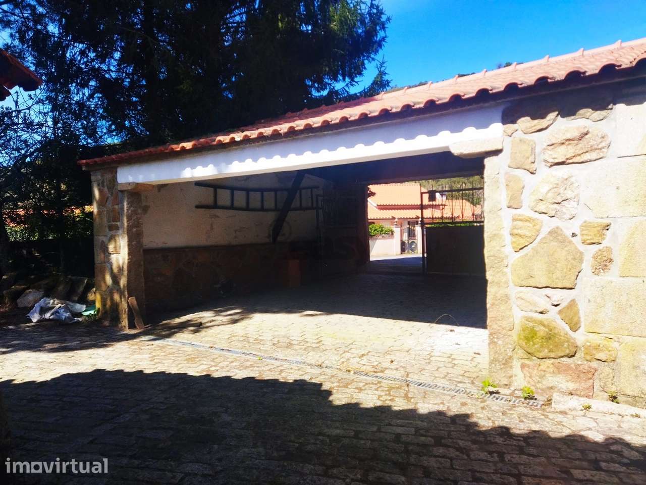 Casa de Pedra com Terreno em Covas - Grande imagem: 2/25