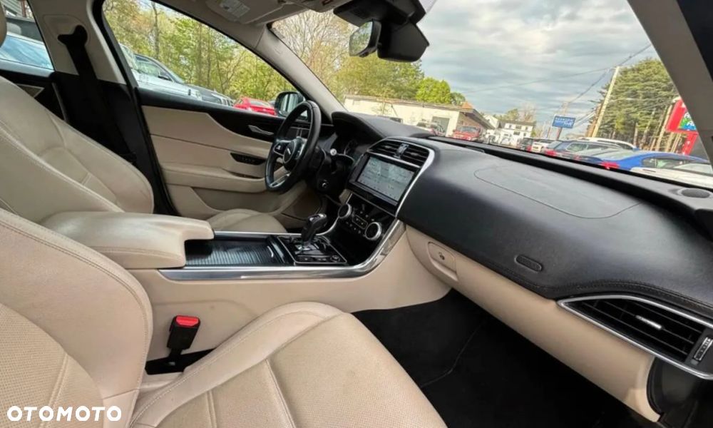 Jaguar XE P250 R-Dynamic SE - 14