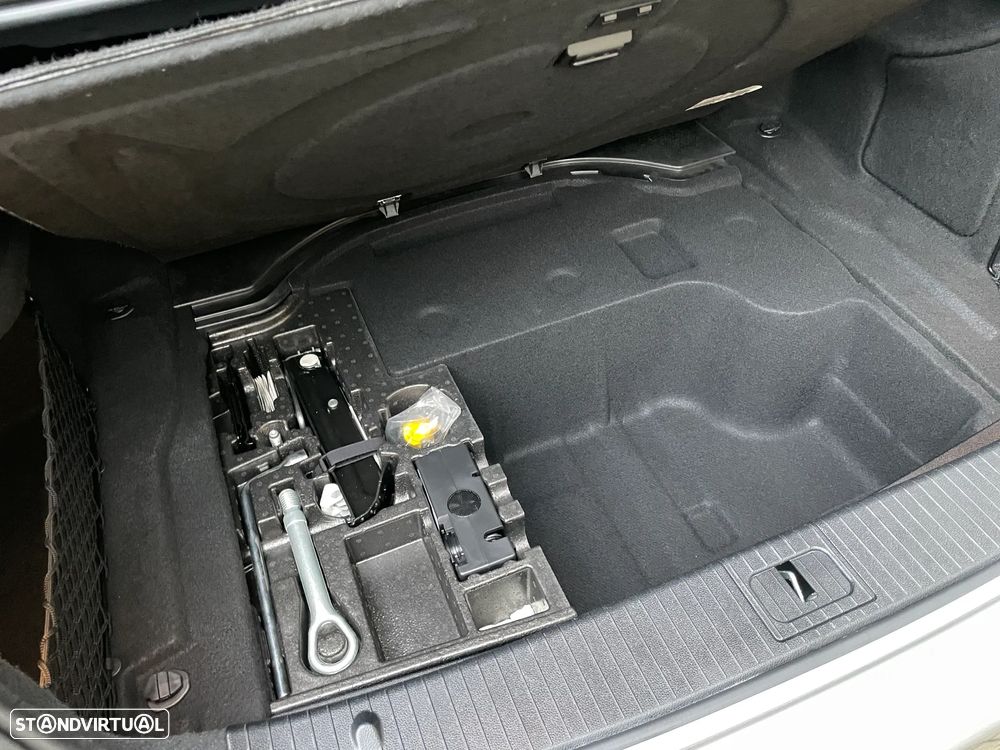 Mercedes-Benz E 300 Bluetec Hybrid Avantgarde - 40