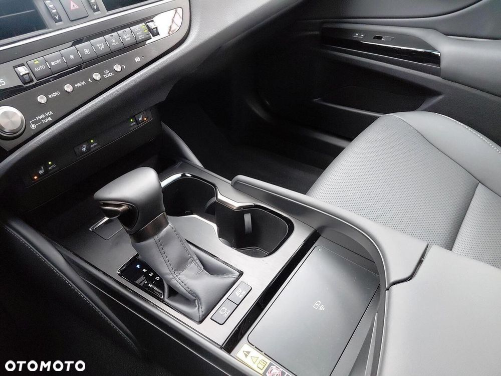 Lexus ES 300h Business Edition - 23