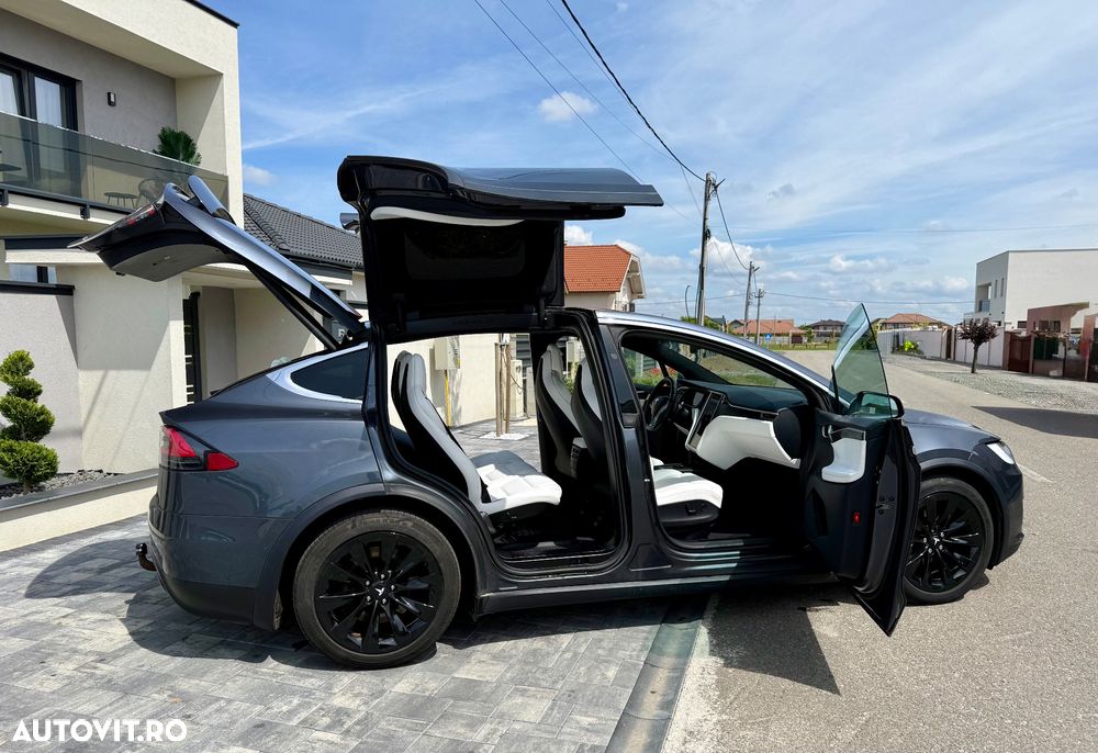 Tesla Model X - 4
