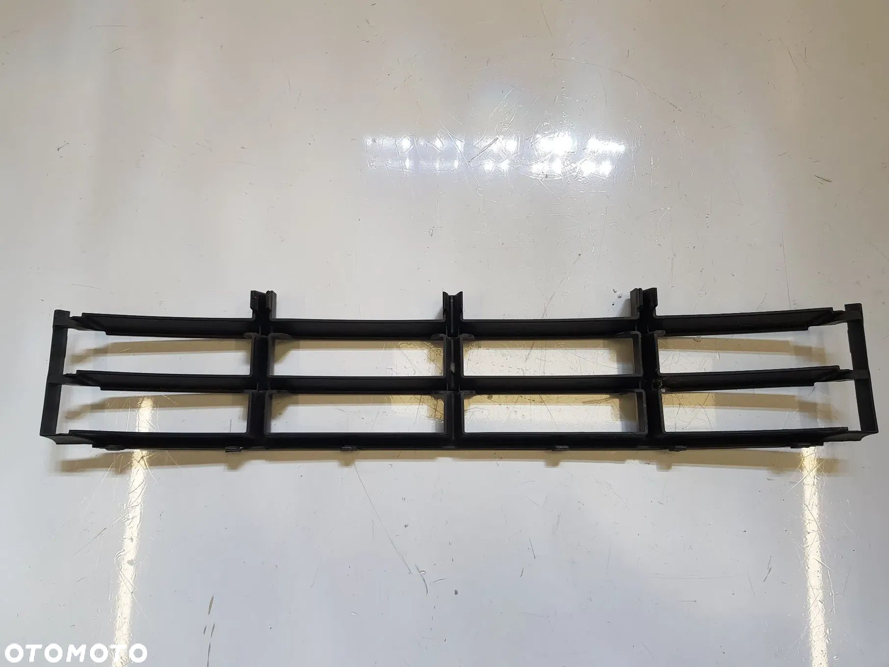 KRATKA ŚRODKOWA ZDERZAKA PRZEDNIEGO SKODA FABIA II ROOMSTER LIFT 5J0853677A - 2