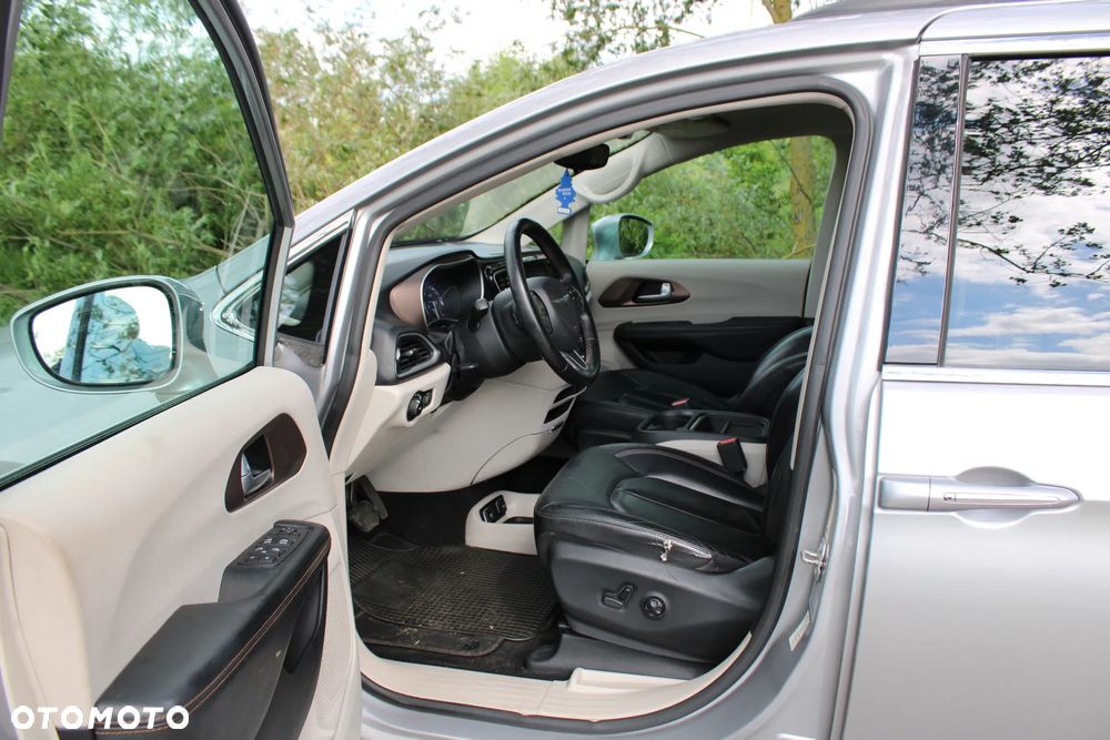 Chrysler Pacifica - 16