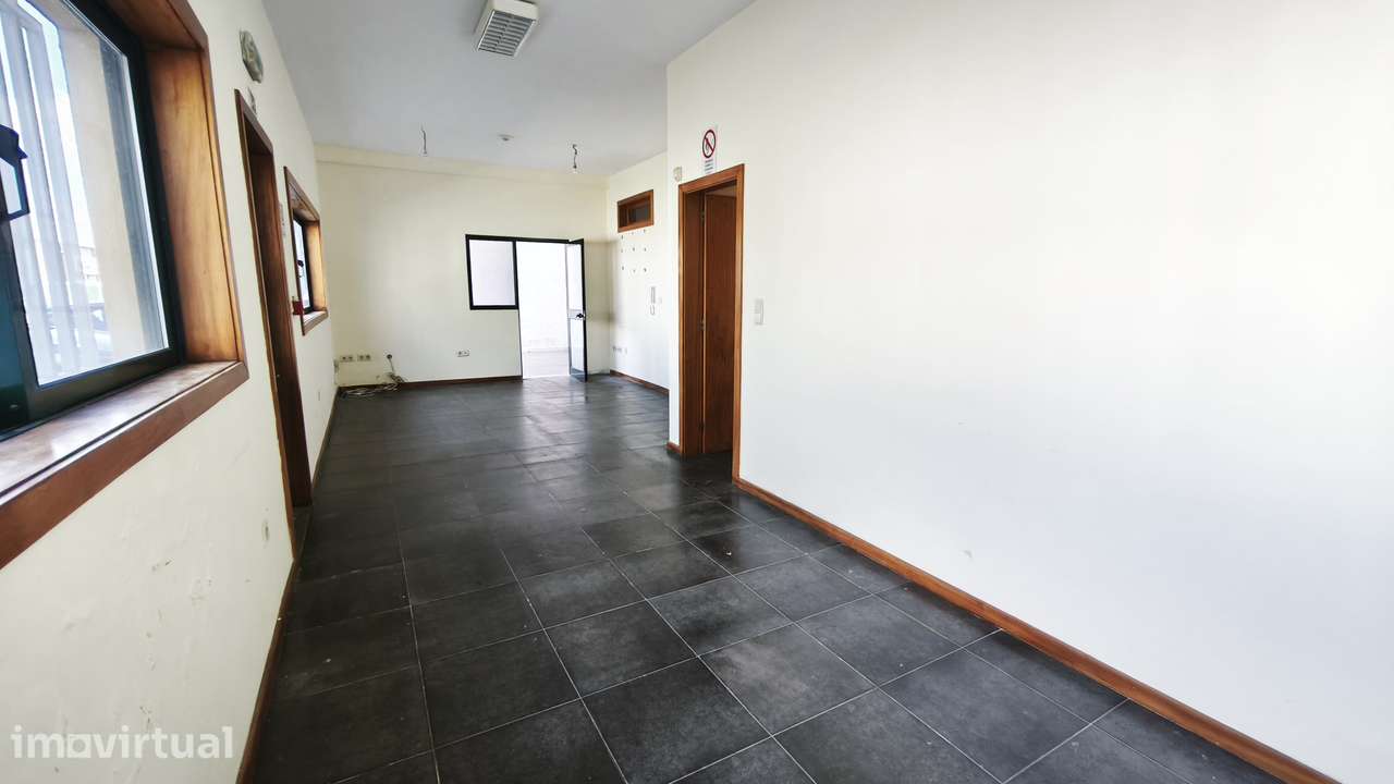 Armazém industrial, com uma área de 750m2, localizado na Z.I. Canelas. - Grande imagem: 5/13