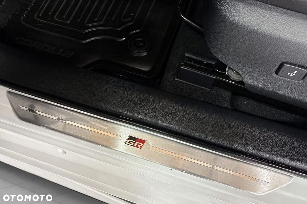 Toyota Corolla 1.8 Hybrid Team Deutschland - 30