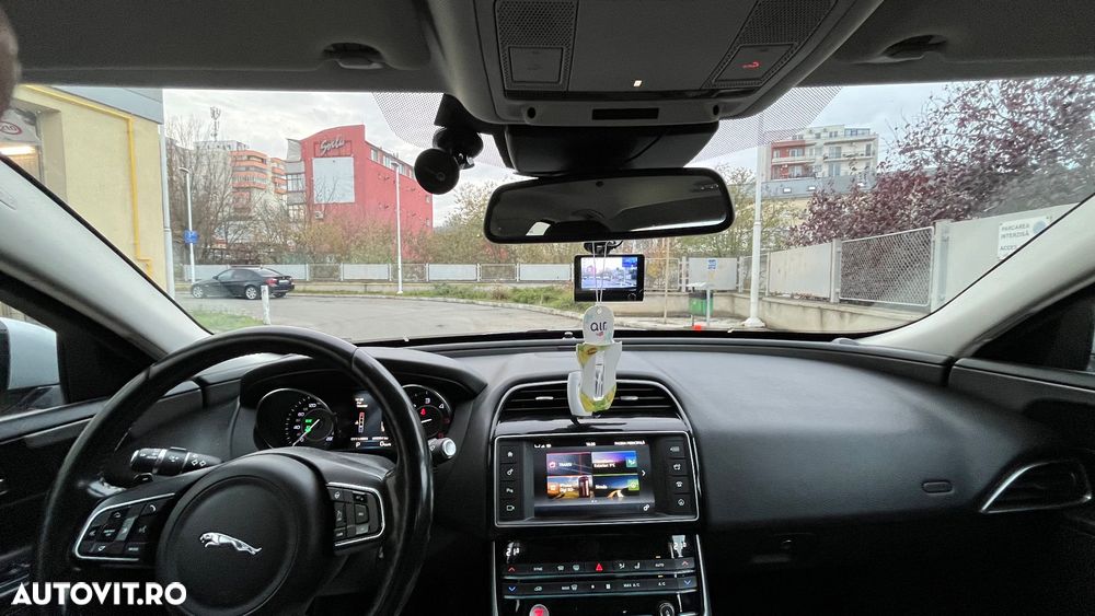 Jaguar XE 2.0 Prestige - 8