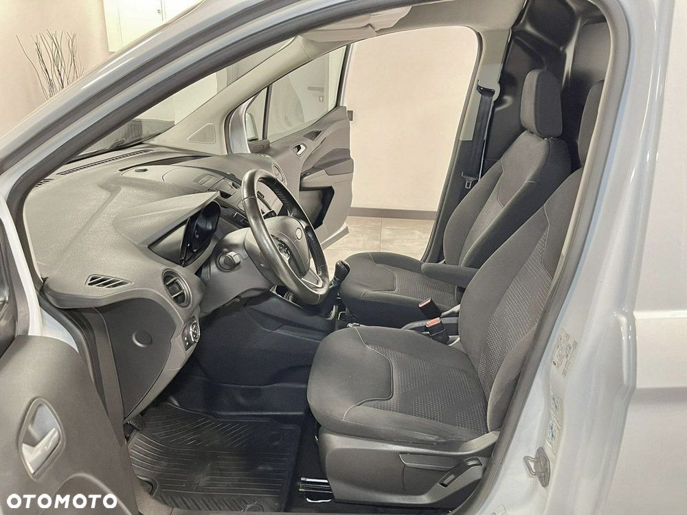 Ford Transit Courier - 11