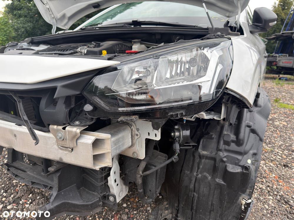Peugeot 208 - 8