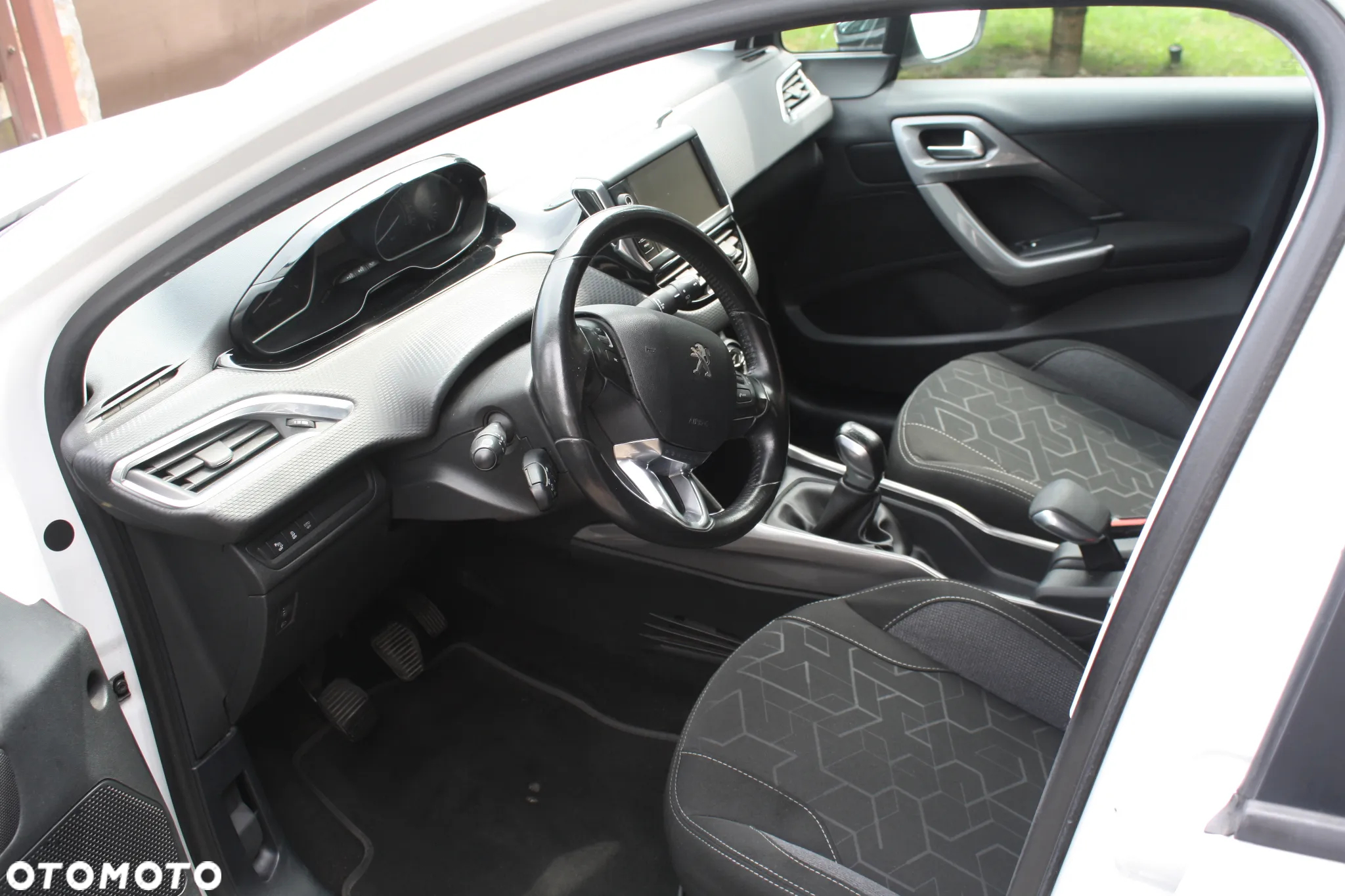 Peugeot 2008 1.2 Pure Tech Style S&S - 16