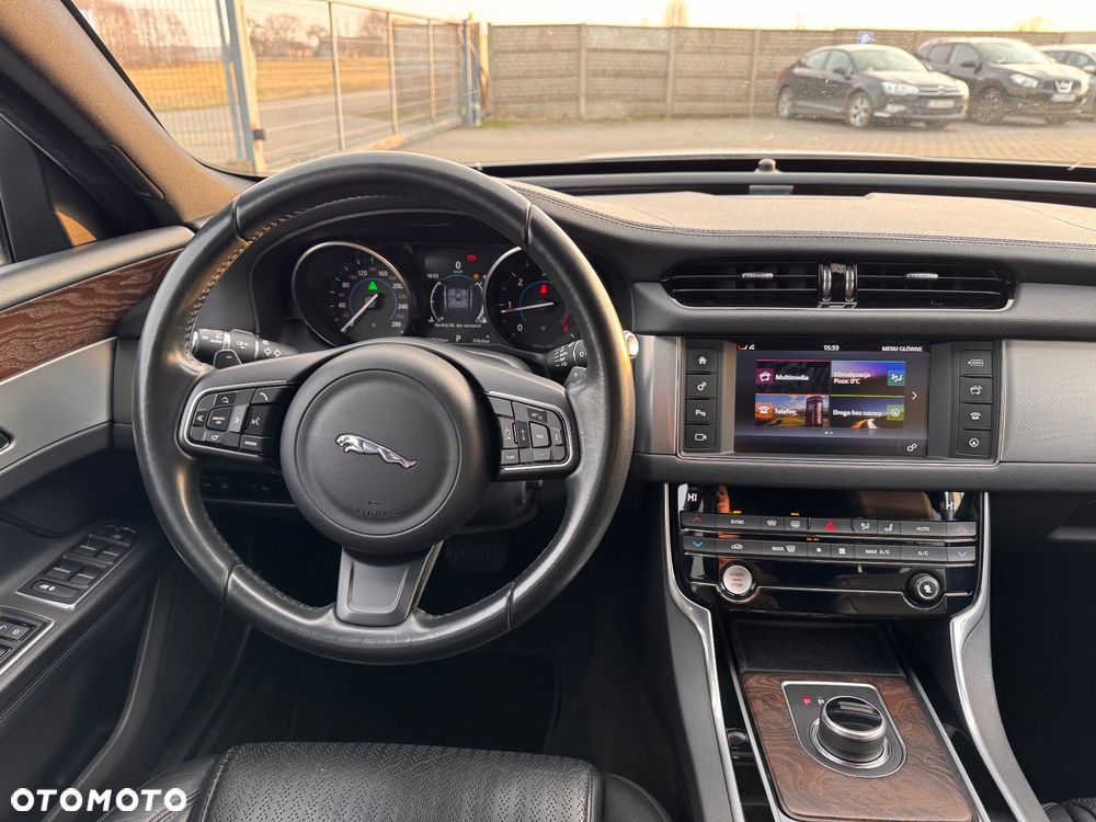 Jaguar XF 20d Prestige - 17